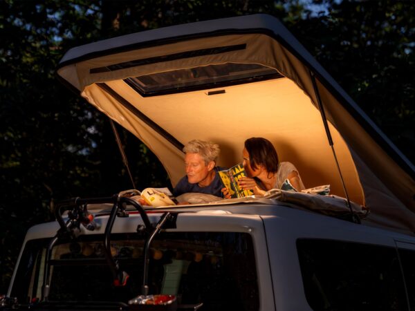 Ventje T7 di sera con il tetto a soffietto aperto e il letto superiore illuminato