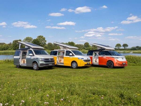 Tre camper Ventje in fila con i tetti sollevati: T6, T7 e Ventje ID