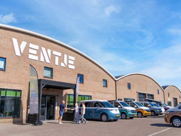 La sede Ventje a Nijkerkerveen con l'insegna e i camper parcheggiati davanti