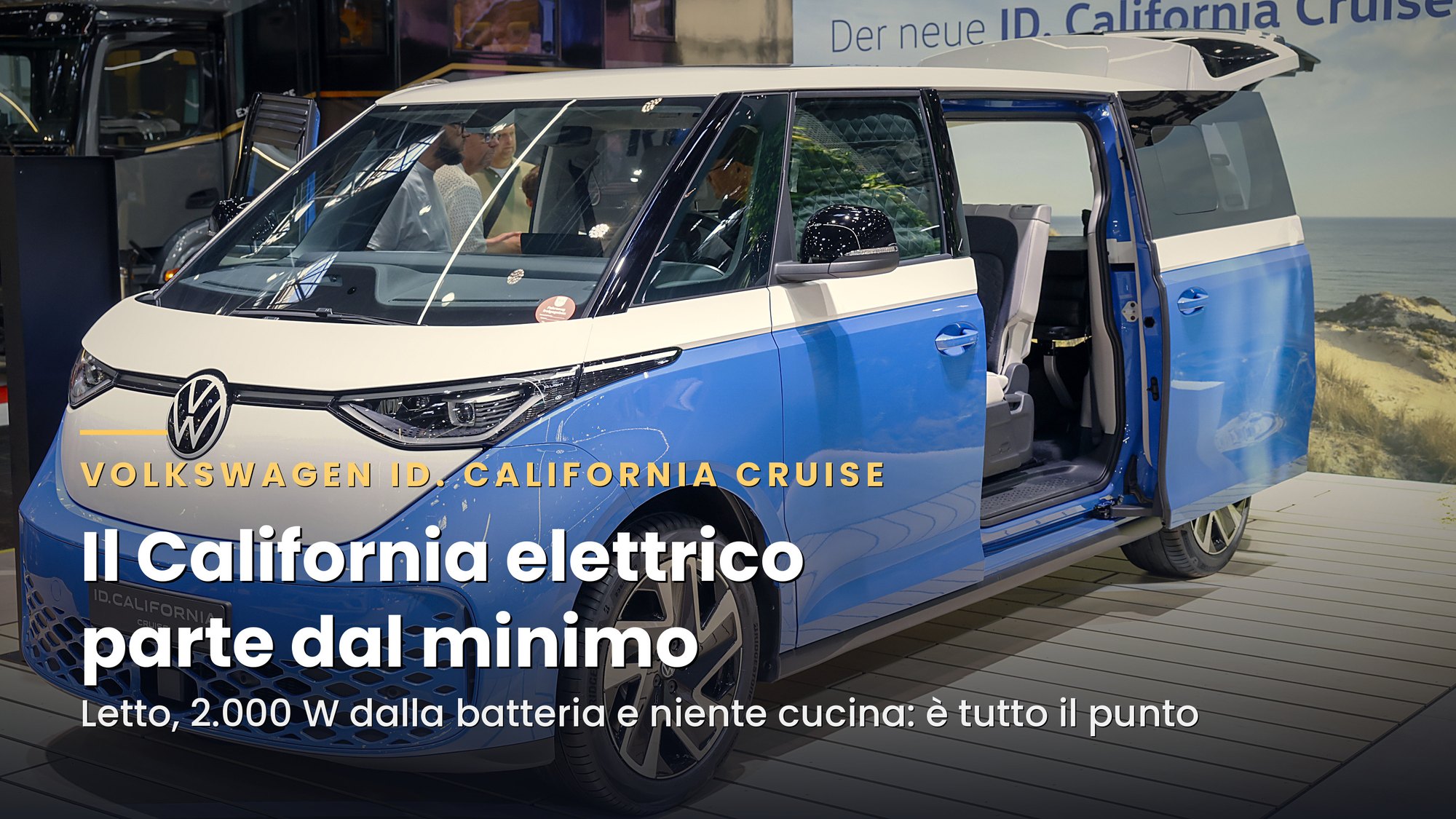 Volkswagen ID. California Cruise blu e bianco allo stand del Caravan Salon 2026, con la porta scorrevole aperta e il titolo "Il California elettrico parte dal minimo"