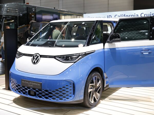Frontale dell'ID. California Cruise con la porta scorrevole aperta, allo stand Volkswagen
