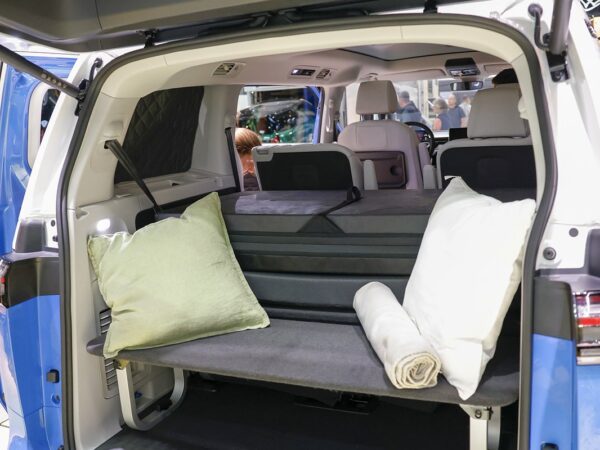 Letto pieghevole dell'ID. California Cruise visto dal portellone posteriore, con cuscini