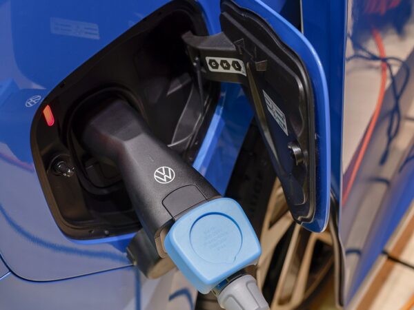 Presa di ricarica dell'ID. California Cruise con l'adattatore PowerSocket per il Vehicle-to-Load