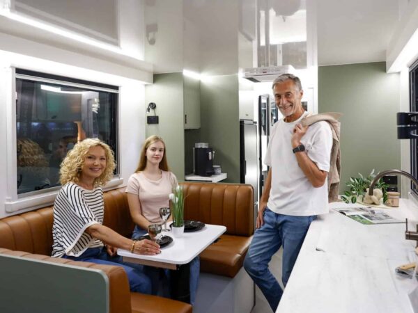 Dinette e cucina della Bruder ADX-21, con sedute color cuoio e piano di lavoro