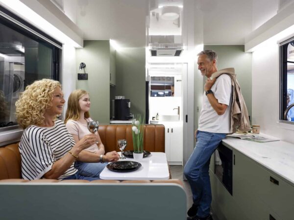 Dinette della Bruder ADX-21 con tavolo e sedute ad angolo