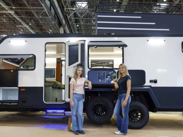 Bruder ADX-21 di fianco allo stand del Caravan Salon 2026, con porta e vani aperti