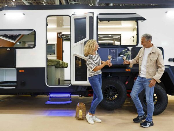 Bruder ADX-21 esposta con porta e gavoni aperti