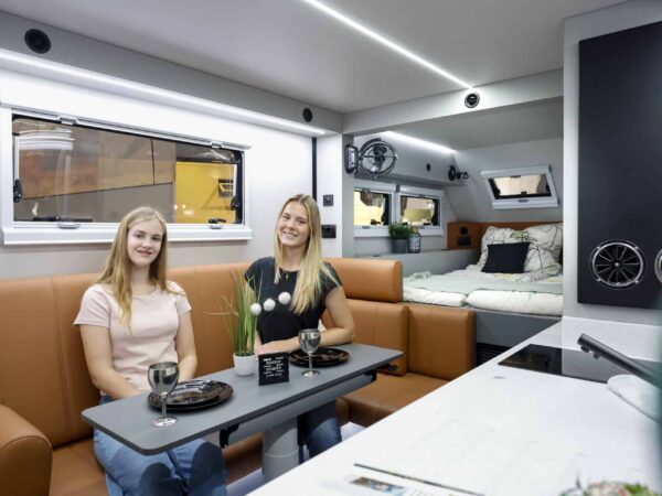 Dinette della Bruder EXP-8 con tavolo e sedute color cuoio