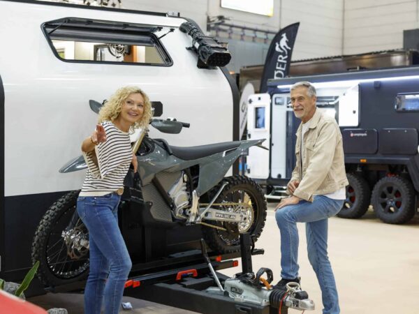 Moto fissata sul portamoto posteriore della Bruder ADX-21