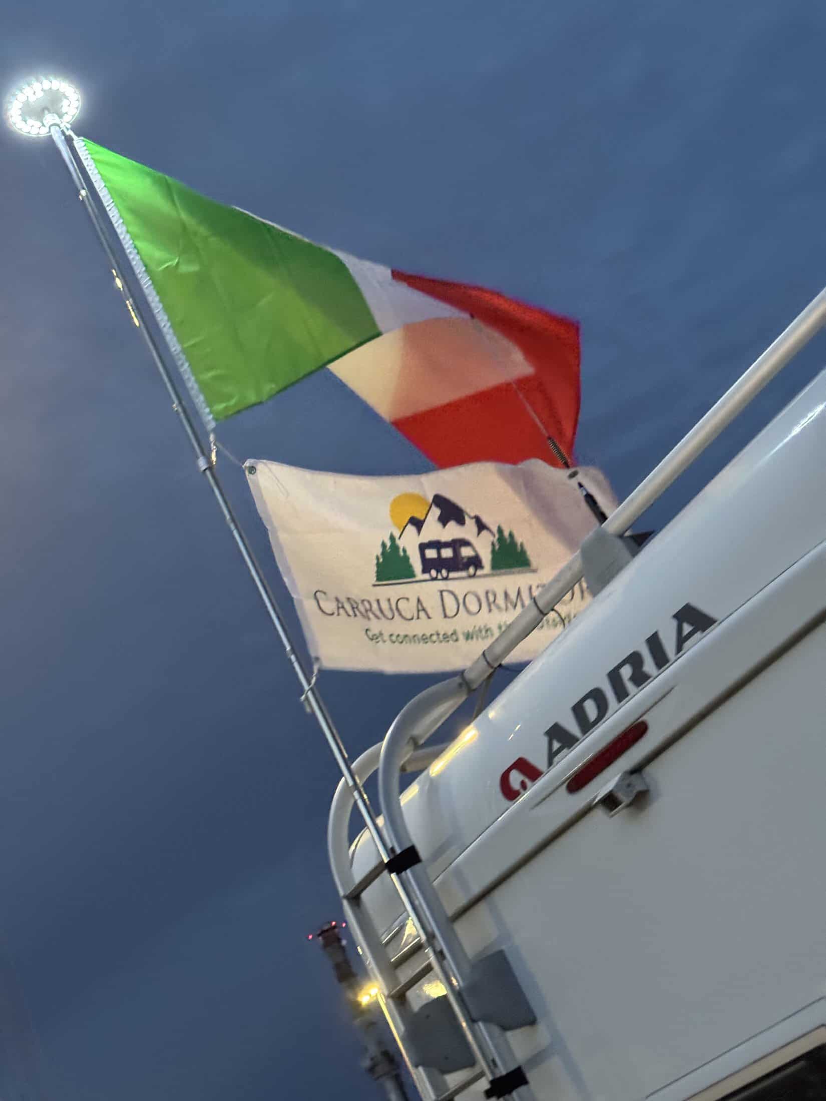 Le bandiere italiana e Carruca Dormitoria sul nostro camper