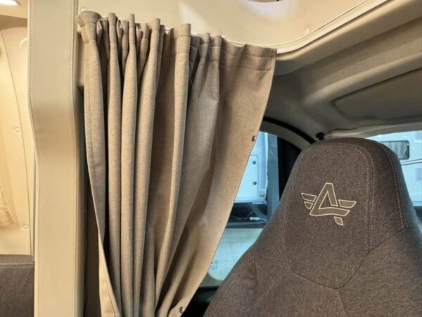 Tenda oscurante della cabina e schienale del sedile con il ricamo, nel Knaus SKY TI VW