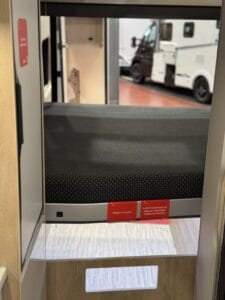 Letto posteriore sollevato e garage dell&rsquo;Arca Mascotte 2027 visti dalle porte posteriori aperte