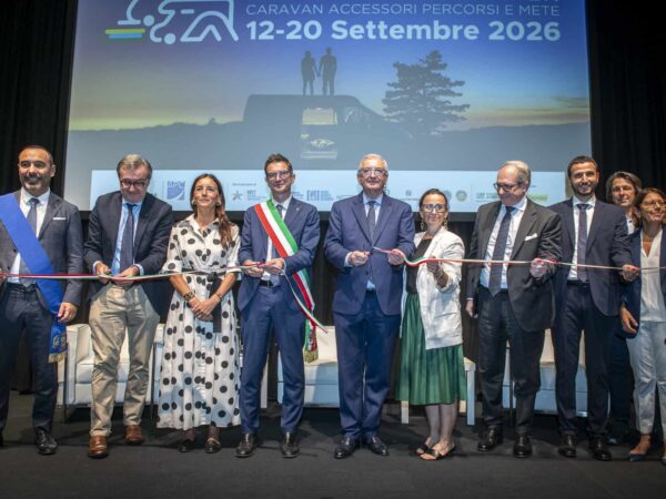 Taglio del nastro all&rsquo;inaugurazione del Salone del Camper 2026 nella Sala Pietro Barilla, Fiere di Parma, 12 settembre 2026