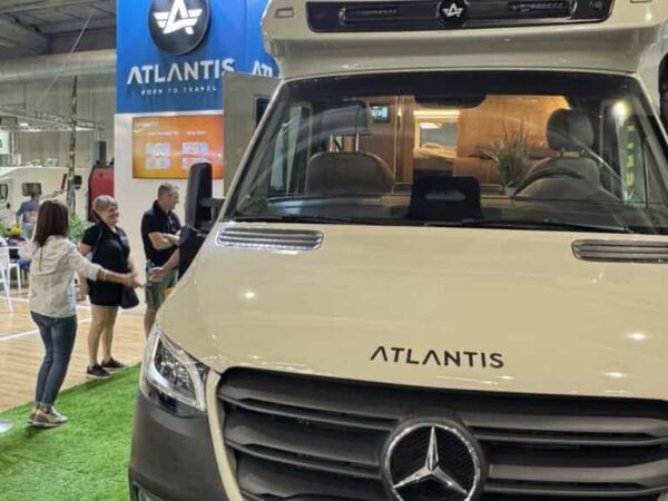 Atlantis Carbon 4x4 su Mercedes Sprinter visto di fronte allo stand Atlantis, con la calandra e la barra frontale