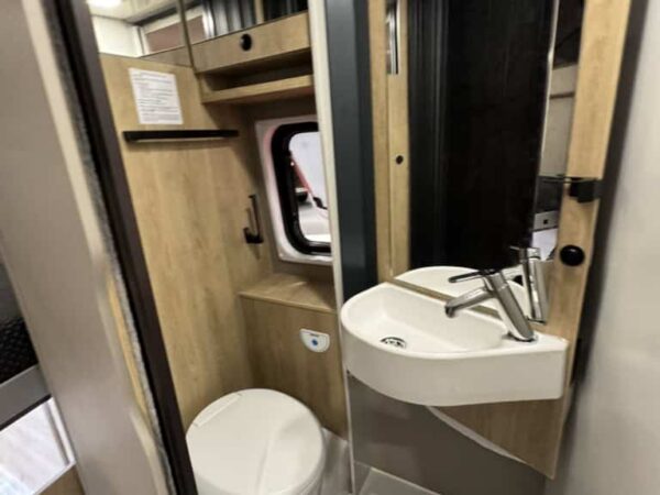 Bagno dell&rsquo;Arca Mascotte 2027 con lavabo, WC e finestra