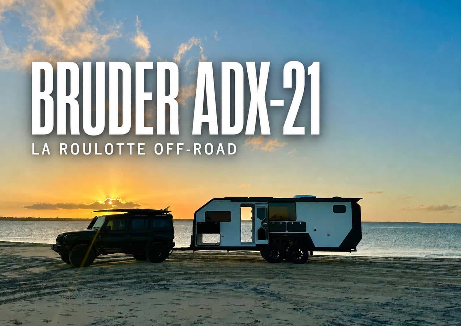 La caravan off-road Bruder ADX-21 trainata sulla spiaggia al tramonto