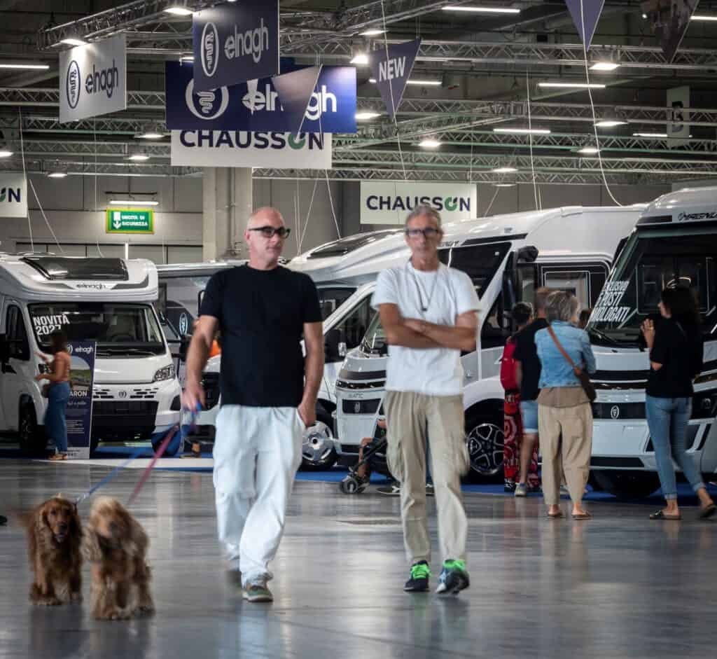 Visitatori con i cani fra gli stand del Salone del Camper 2026 a Parma